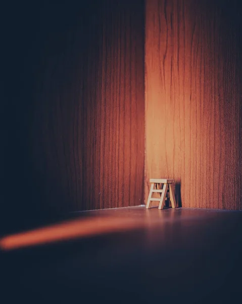 Ein Kleiner Stuhl Licht Der Ecke Des Raumes — Stockfoto