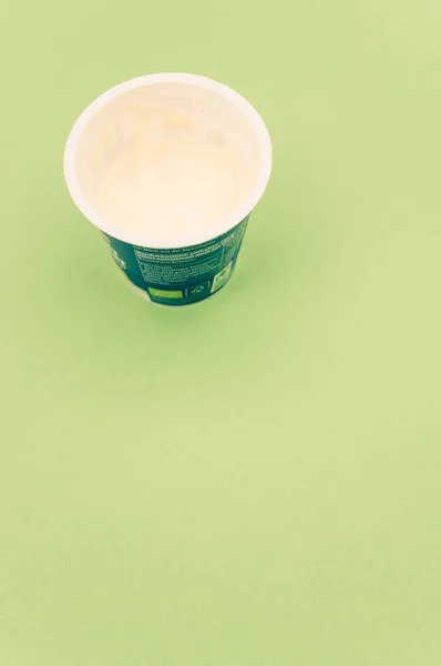 Izolované Poloviny Plné Organické Ovoce Jogurt Pohár Zeleném Stolku Kopírovacím — Stock fotografie