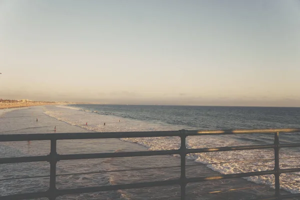 Une Belle Vue Sur Plage Travers Les Balustrades Métalliques — Photo