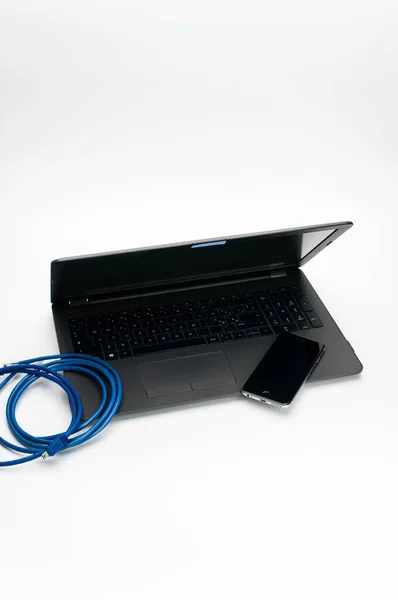 Como Włochy Paź 2021 Laptop Zamkniętym Pokrywą Smartfona Kablami Sieciowymi — Zdjęcie stockowe