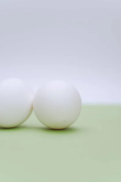 Weiße Bio Eier Auf Weiß Grüner Oberfläche Mit Kopierraum Für — Stockfoto