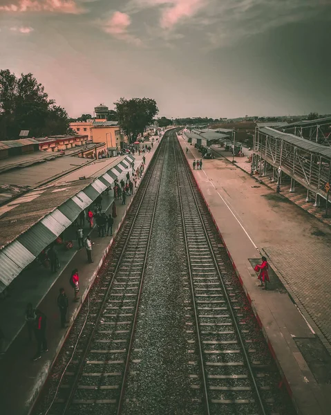 Uma Vista Aérea Uma Estação Trem Com Uma Ferrovia Pôr — Fotografia de Stock
