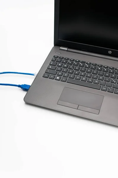 Como Italië Okt 2021 Laptopcomputer Met Gesloten Deksel Met Netwerkkabels — Stockfoto