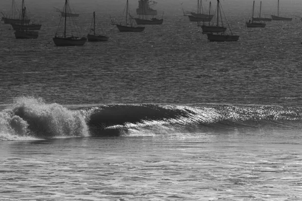 Šedá Stupnice Mořských Vln Lodí Pozadí Peru — Stock fotografie
