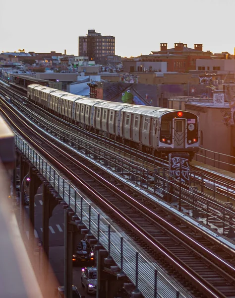 Şehirdeki Bir Trenin Dikey Çekimi — Stok fotoğraf