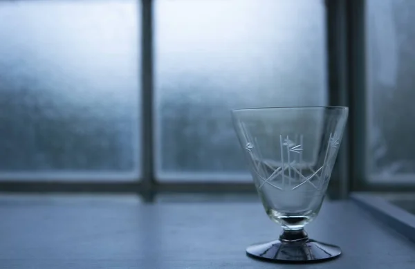 Маленький Антикварний Скляний Горщик Вікном Задньому Плані Копіювати Простір Ліворуч — стокове фото