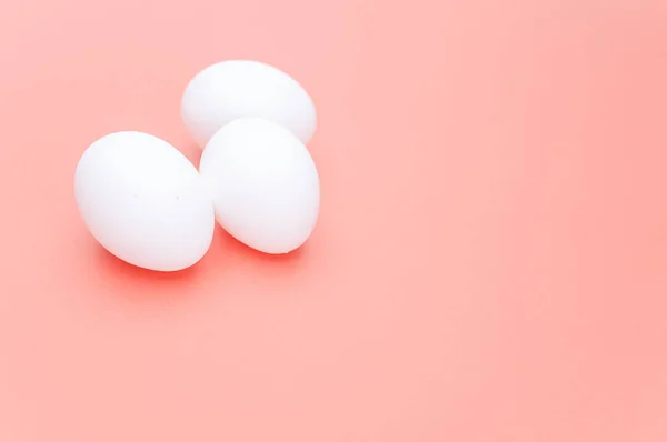 Huevos Blancos Orgánicos Sobre Una Superficie Color Rosa Salmón Blanco — Foto de Stock