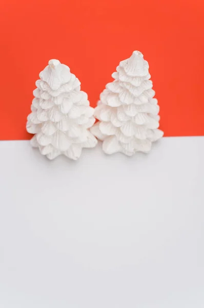 Isolato Decorativo Conifere Decorazione Natale Contro Uno Sfondo Bianco Rosso — Foto Stock