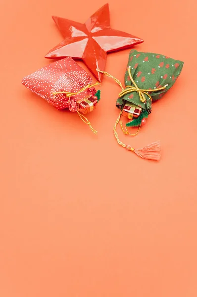 Weihnachtsdekoration Mit Text Auf Orangefarbener Papieroberfläche — Stockfoto
