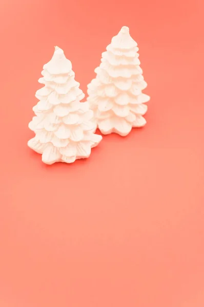 Isolierte Dekorative Nadelbäume Weihnachtsdekor Vor Einem Lachsfarbenen Hintergrund — Stockfoto