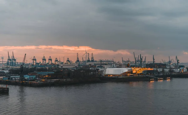 Ein Hafen Einem Bewölkten Sonnenuntergang — Stockfoto
