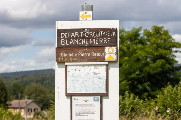Das Straßenschild Umgeben Von Grüner Vegetation Lomont Frankreich — Stockfoto