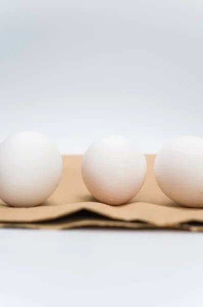 Ovos Brancos Orgânicos Uma Superfície Papel Branco Marrom Com Espaço — Fotografia de Stock
