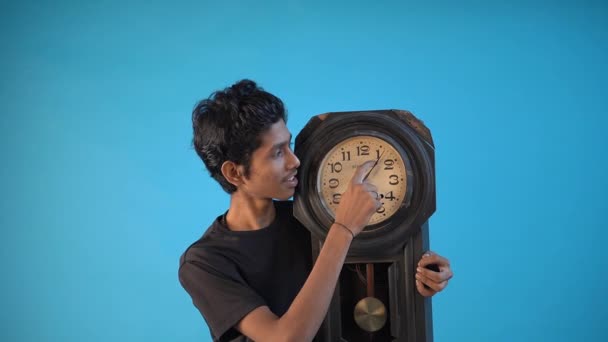 Indiano Homem Segurando Relógio Velho Isolado Fundo Azul — Vídeo de Stock
