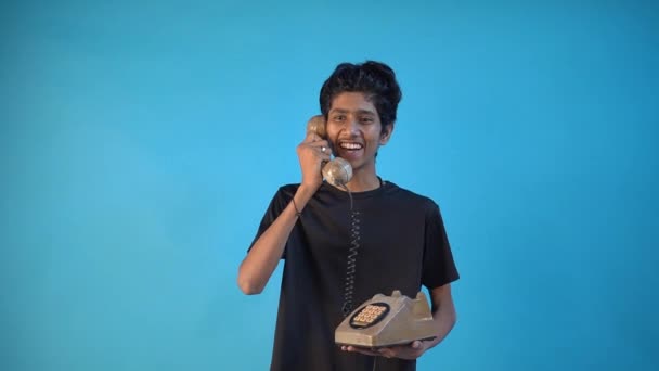 Indianin Mówi Starym Zabytkowym Telefonie Odizolowany Niebieskim Tle — Wideo stockowe
