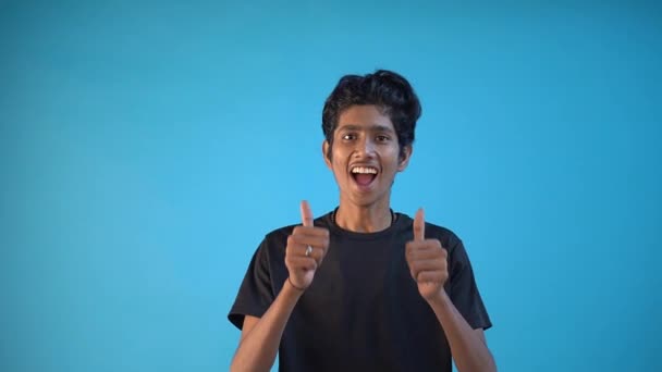 Indisk Mand Viser Tommelfingre Isoleret Blå Baggrund – Stock-video