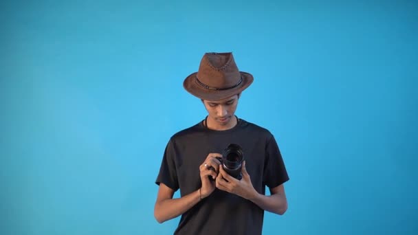Indiano Homem Segurando Vintage Câmera Isolada Fundo Azul — Vídeo de Stock