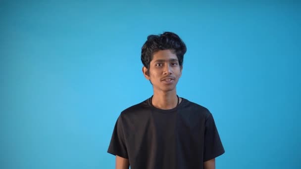 Индийский Человек Изолирован Синем Фоне — стоковое видео