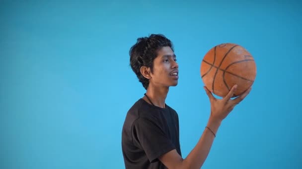 Indien Homme Tenant Ballon Isolé Sur Fond Bleu — Video