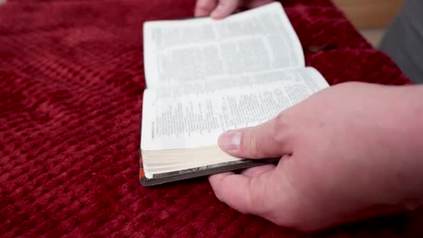 Imágenes Del Hombre Leyendo Biblia — Vídeos de Stock