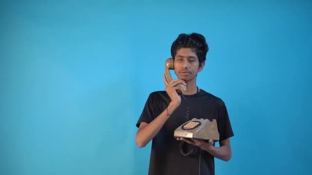 Индийский Человек Говорит Старом Старинном Телефоне Изолированы Синем Фоне — стоковое видео