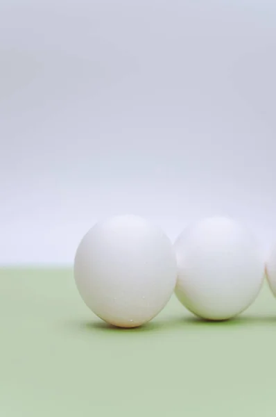 Οργανικά Λευκά Αυγά Λευκή Και Πράσινη Επιφάνεια Χώρο Αντιγραφής Για — Φωτογραφία Αρχείου