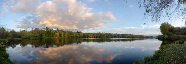 Panoramabild Akalmsjö Omgiven Höstträd Vid Solnedgången — Stockfoto