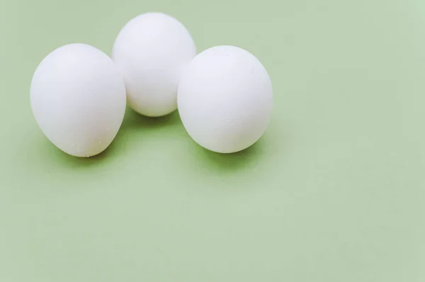 Organiczne Białe Jaja Białej Zielonej Powierzchni Kopią Miejsca Tekst — Zdjęcie stockowe