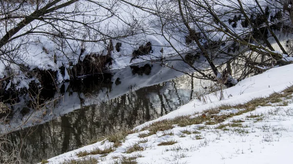 Uma Bela Vista Uma Paisagem Inverno Coberta Neve Com Rio — Fotografia de Stock