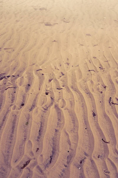 ビーチでのテクスチャの砂の波紋の垂直方向の高い角度の閉鎖 — ストック写真
