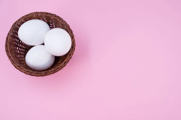 Huevos Blancos Orgánicos Recipiente Sobre Una Superficie Rosa Con Espacio — Foto de Stock