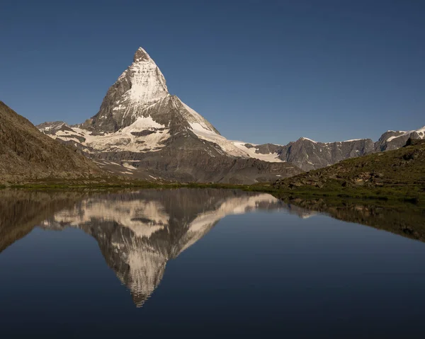 Den Berömda Matterhorn Berget Med Reflektion Över Sjön — Stockfoto