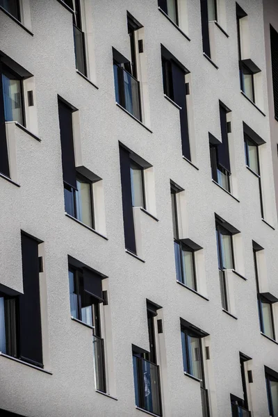 Tiro Vertical Uma Fachada Edifício Residencial Moderno — Fotografia de Stock