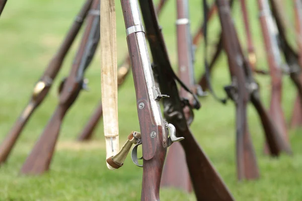 Een Close Shot Van Verschillende Geweren Opknoping — Stockfoto