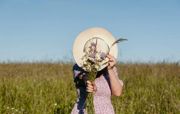 Lifestyle Image Beautiful Woman Standing Field Meadow Holding Wildflowers Sun — Stock Photo, Image