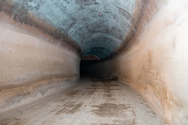 Ein Beleuchteter Und Leerer Tunnel Mit Schmutz Und Kiesböden — Stockfoto