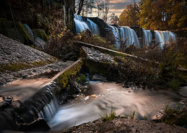 Ein Schöner Wasserfall Einem Park Den Herbstfarben Estlands — Stockfoto