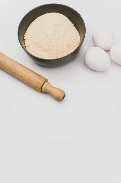 Rodillo Madera Huevos Blancos Tazón Gris Oscuro Con Harina Integral — Foto de Stock