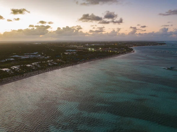 多米尼加共和国被大海和绿地环绕的蓬塔卡纳海滩景观 — 图库照片