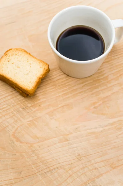 Caffè Nero Una Tazza Bianca Fette Biscottate Uno Sfondo Legno — Foto Stock