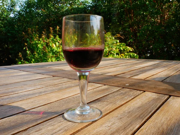 Bella Foto Bicchiere Vino Tavolo Legno Con Natura Sullo Sfondo — Foto Stock