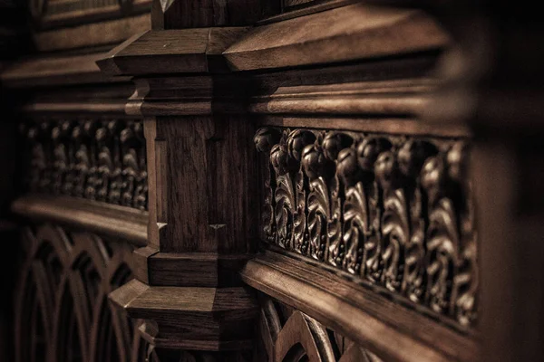 Nahaufnahme Einer Alten Mit Ornamenten Verzierten Braunen Holzwand — Stockfoto