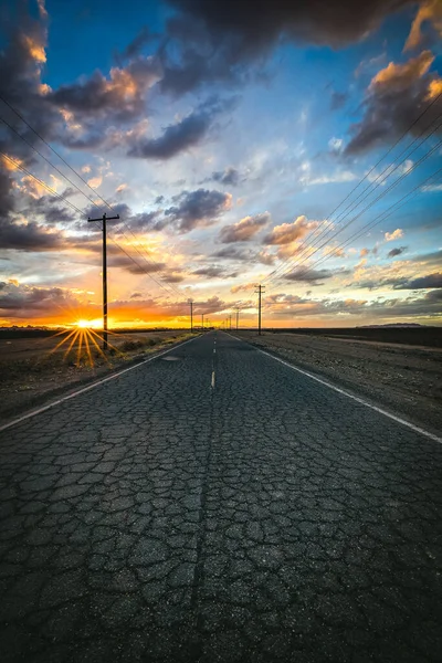 アリゾナ州ピカチョ近くの田舎で朝の日差しの下で道路の垂直ショット — ストック写真