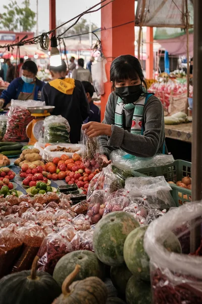 Loei Thailand Oct 2021 Uma Garota Vendendo Legumes Mercado Livre — Fotografia de Stock