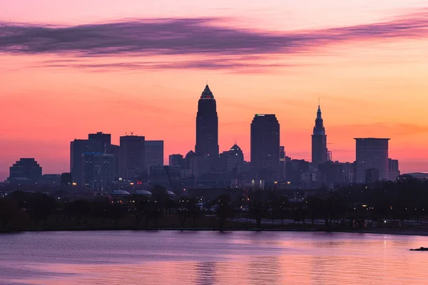 Skyline Van Cleveland Ohio Bij Zonsondergang — Stockfoto