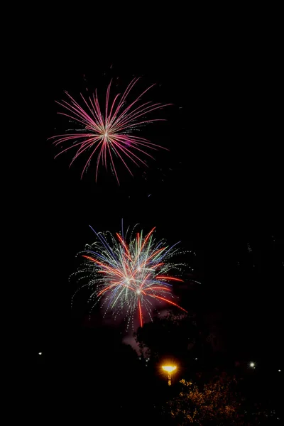 Ein Buntes Feuerwerk Dunklen Nachthimmel — Stockfoto