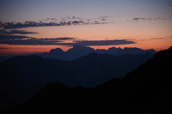 Una Hermosa Vista Las Siluetas Montaña Cielo Anaranjado Atardecer — Foto de Stock