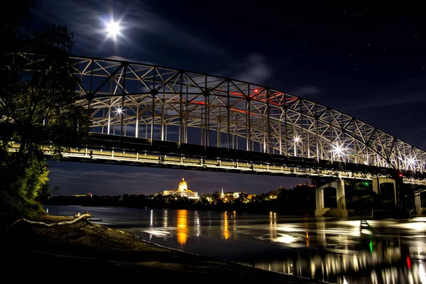 Low Angle Shot Illuminated Bridge Night Jefferson City — Stock Photo, Image