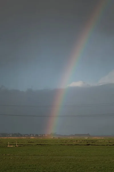Ein Schöner Blick Auf Eine Grüne Landschaft Mit Dem Regenbogen — Stockfoto
