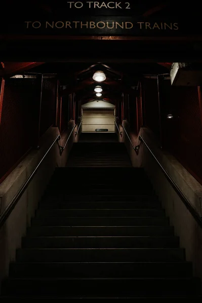 Vertikal Bild Trapporna Till Tunnelbanan Natten — Stockfoto